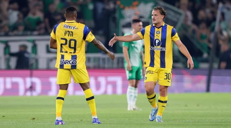 איתמר נוי מברך את הליו וארלה אחרי השער שכבש