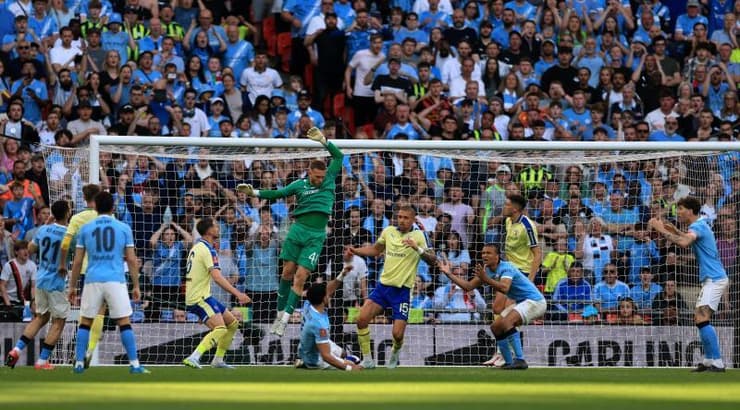 דניאל פרץ רואה עוד כדור מסוכן של מנצ'סטר סיטי חולף על פניו