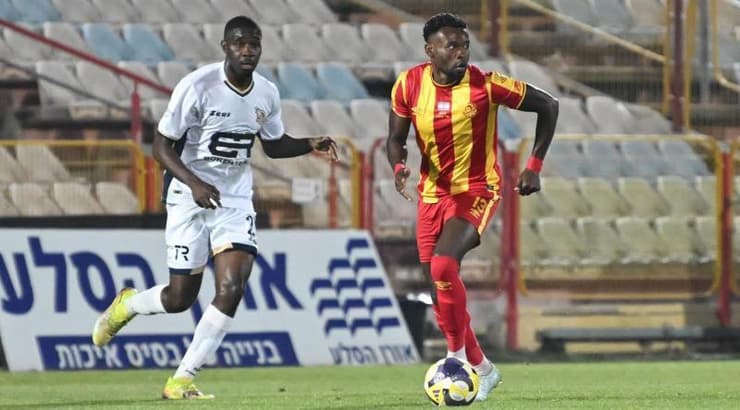 יוג'ין אנסה עם הכדור