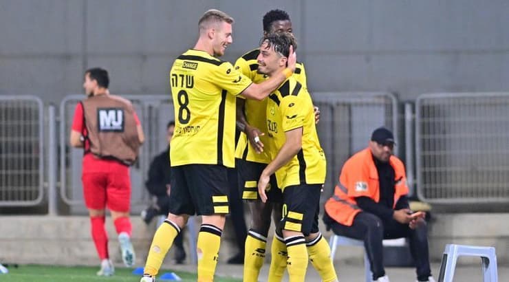 שחקני מכבי נתניה חוגגים