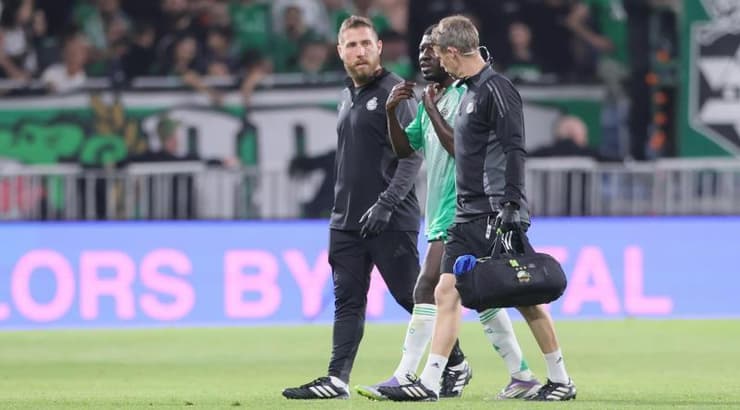 עלי מוחמד יורד מהדשא