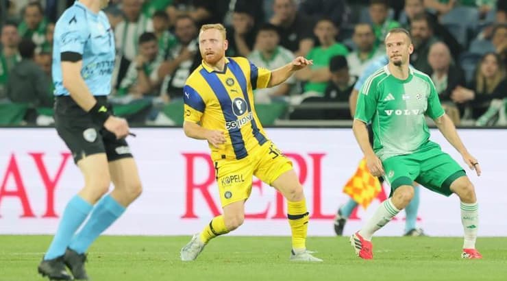 שון גולדברג ועידו שחר מסתכלים על תנועת הכדור