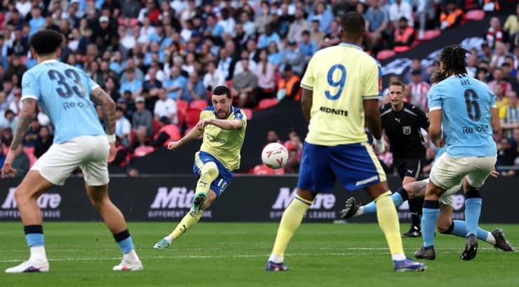 פין עזז בועט