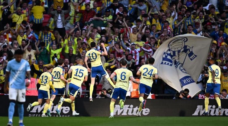 שחקני סאות'המפטון חוגגים בטירוף