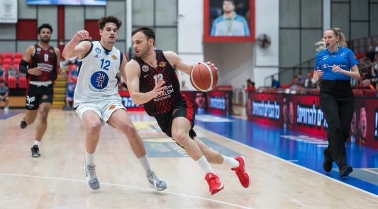 רועי הובר בפעולה