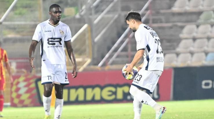 דאמשקן מחזיר את הכדור לנקודת החצי לאחר השוויון