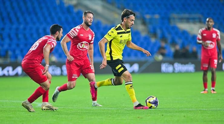 מאור לוי עם הכדור