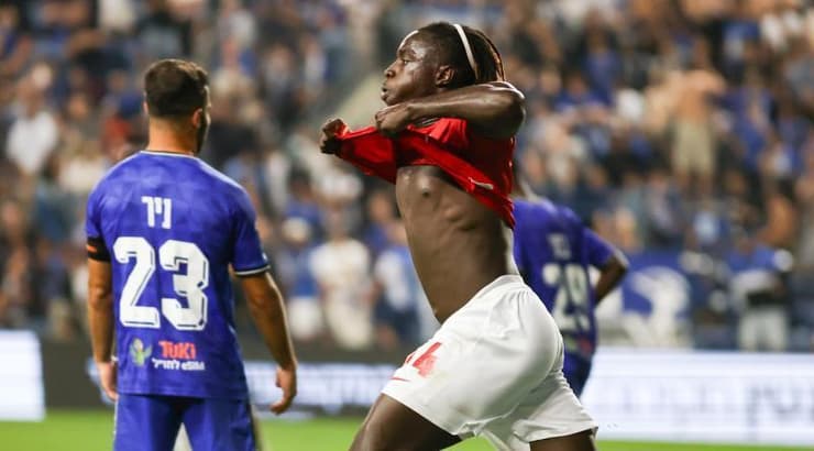 דניאל דאפה מוריד חולצה