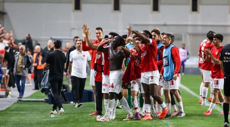 שחקני הפועל תל אביב חוגגים