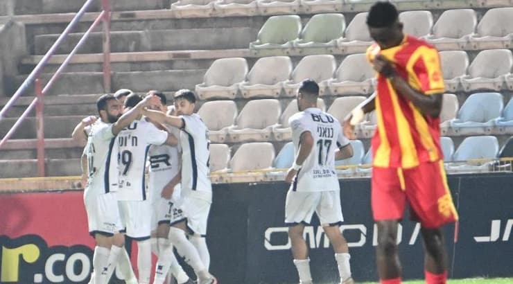שחקני ריינה חוגגים את המהפך (ראובן שוורץ) שחקני ריינה חוגגים את המהפך