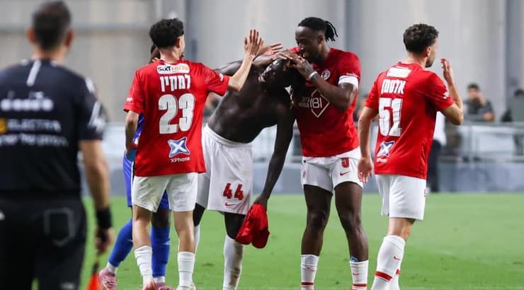 חגג עם דמעות בעיניים. שחקני הפועל ת"א מברכים את דאפה