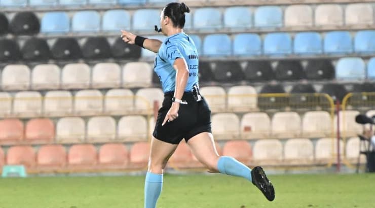 ספיר ברמן קובעת פנדל לזכות ריינה (ראובן שוורץ) ספיר ברמן קובעת פנדל לזכות ריינה