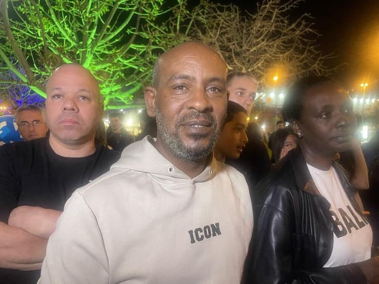 אבי ווסי בהפגנה בזירת הרצח בפתח תקווה