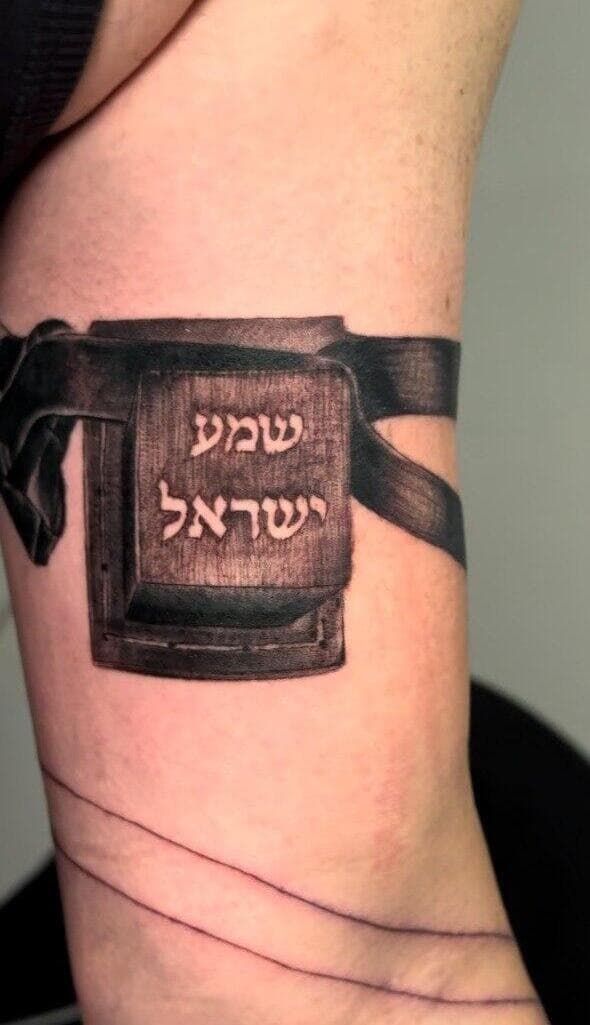 קעקוע התפילין, עם הכיתוב "שמע ישראל"