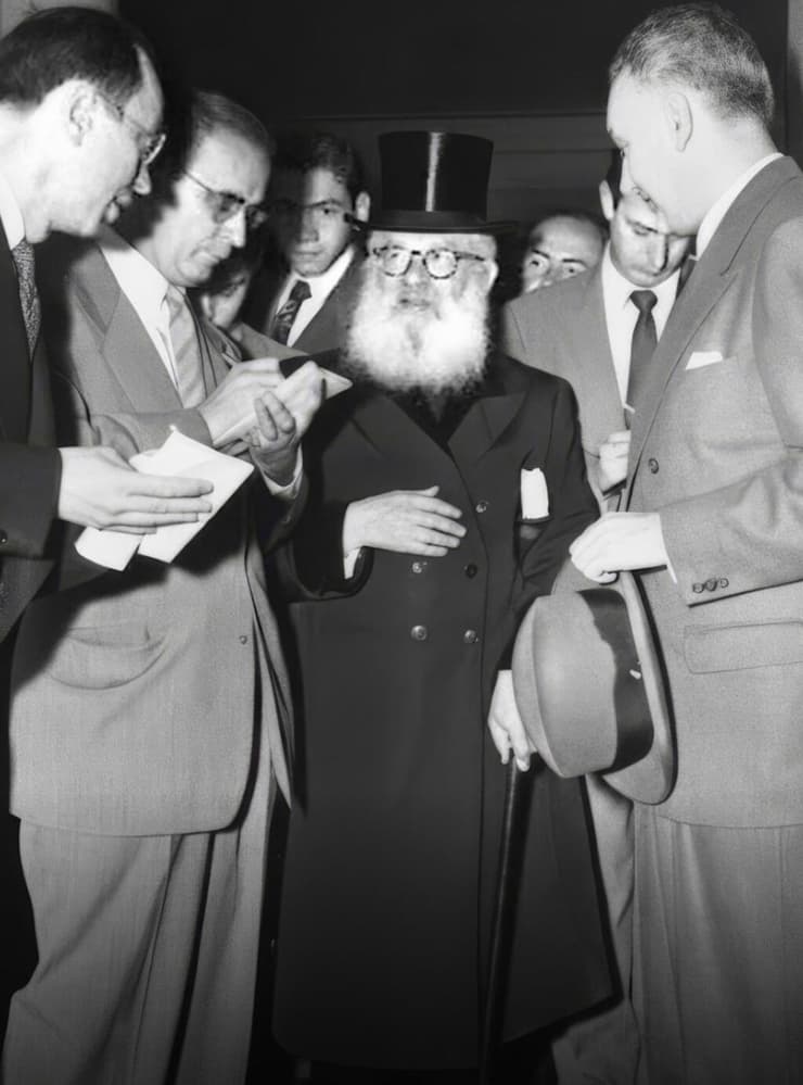 הרב הרצוג יוצא מהחדר הסגלגל בוושינגטון, לאחר פגישה עם הנשיא טרומן