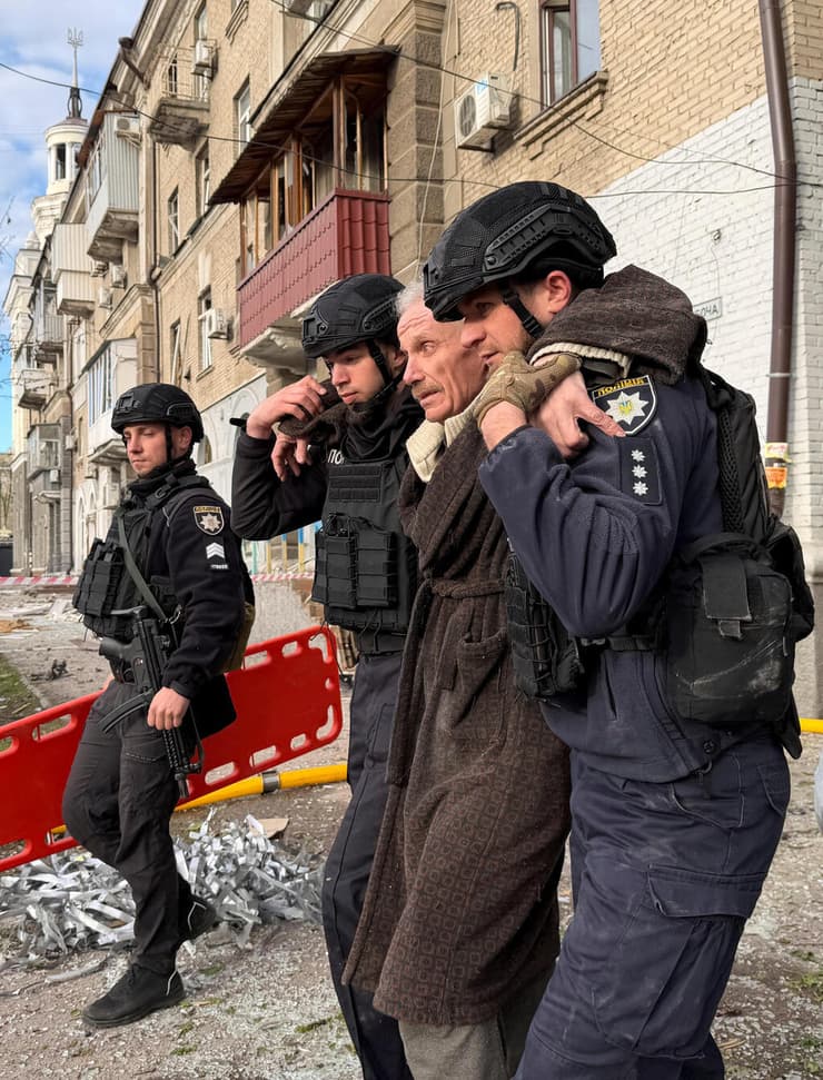 אוקראינה דניפרו הרס הפצצות רוסיות גלי תקיפה של 20 שעות