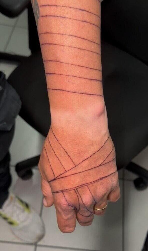 סימני רצועות התפילין שקועקעו על הזרוע