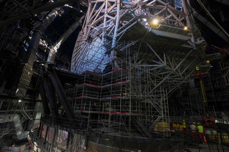 מלאכת הבנייה של הטלסקופ הגדול במיוחד