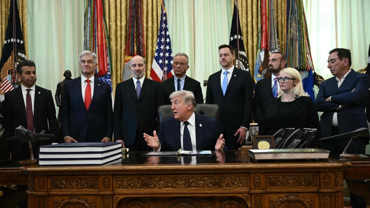 נשיא ארה״ב דונלד טראמפ מציג בבית הלבן הסכם עם רג'נרון להוזלת מחירי תרופות, 23 באפריל 2026