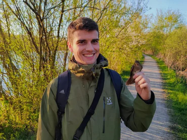 החוקר פבלו מאסיאס-טורס עם זמיר מנומר