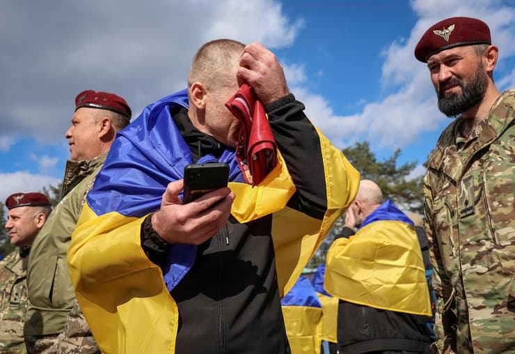 אוקראינה שבויים חוזרים מ רוסיה