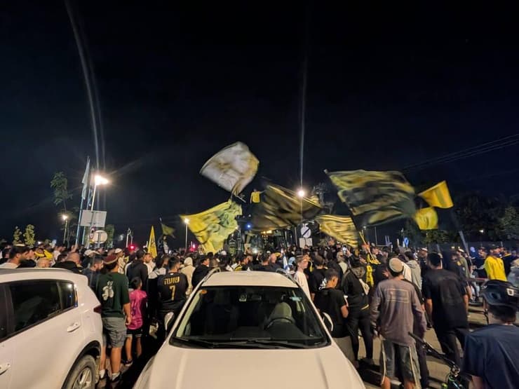 אוהדי בית"ר ירושלים חוגגים עם השחקנים אחרי ה-2:2 במשחק העונה