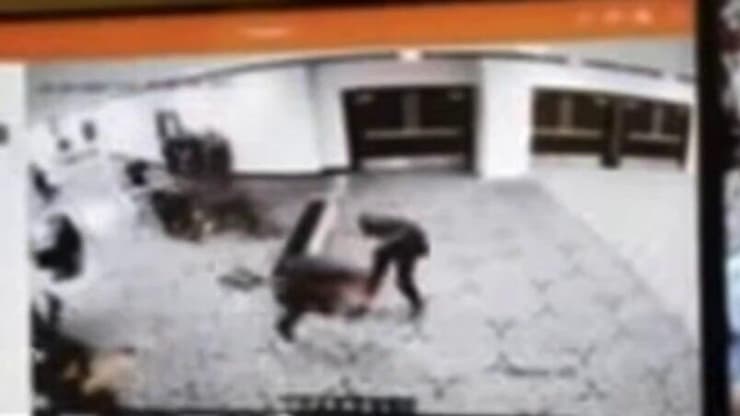 תיעוד מרגע הירי מחוץ לאירוע לכתבי הבית הלבן