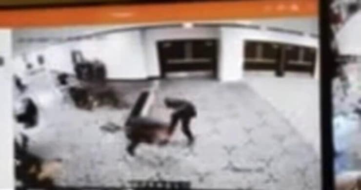 תיעוד מרגע הירי מחוץ לאירוע לכתבי הבית הלבן