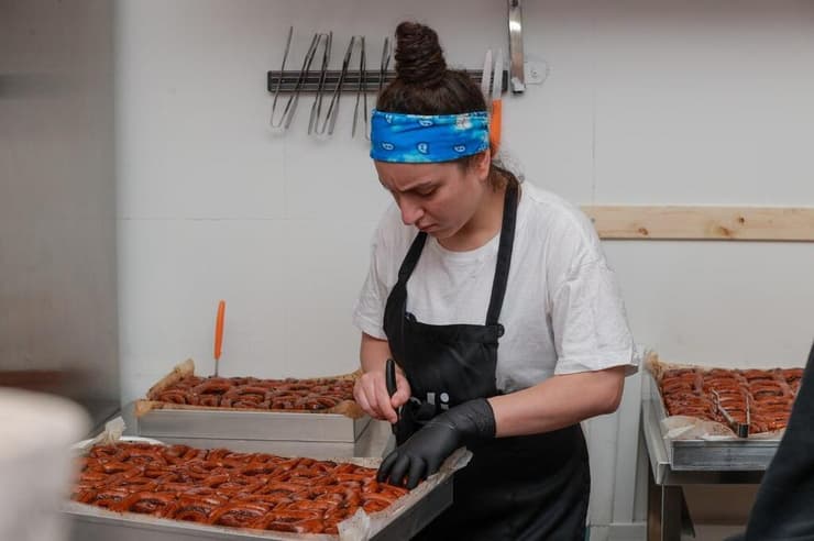 דולי בייקרי