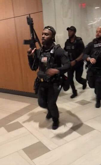 מאבטחים חמושים בבית הלבן