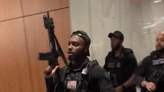 מאבטחים חמושים בבית הלבן