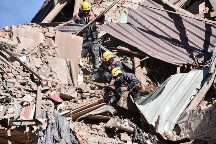 אוקראינה דניפרו הרס הפצצות רוסיות גלי תקיפה של 20 שעות