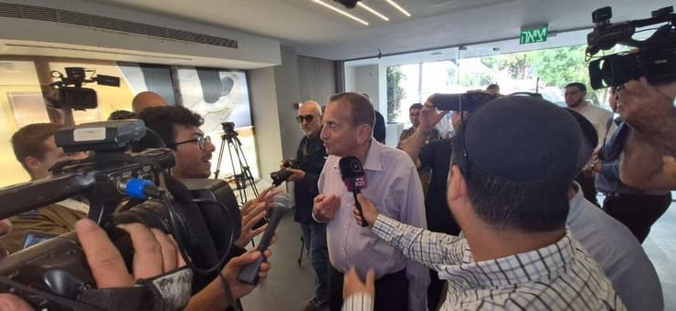 רון חולדאי מגיע להצביע