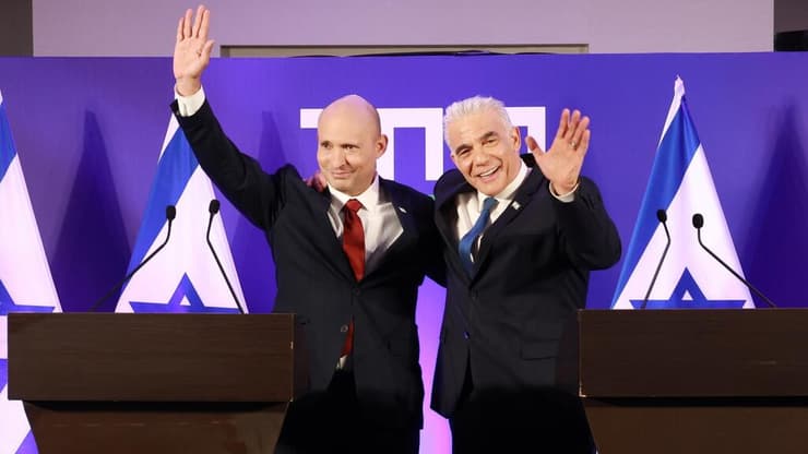 פחות מקומות ריאליים משמות - והמתמודדים ממשיכים לעזוב. בנט ולפיד (צילום: דנה קופל) מסע"ת משותפת של יאיר לפיד ונפתלי בנט