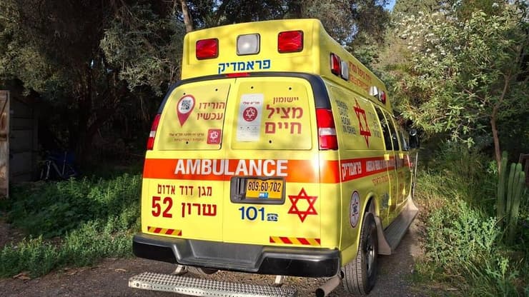אמבולנס מד"א בזירה ( צילום: דוברות מד"א מבצעי) אמבולנס מד"א בזירה