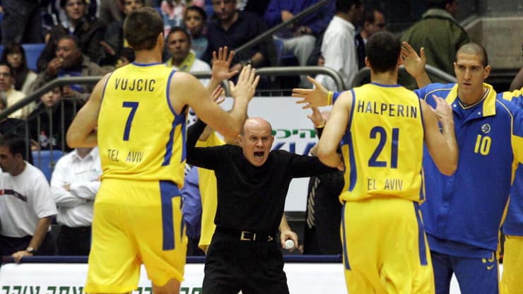 מוני פנאן חוגג עם שחקני מכבי ת"א ב-2006