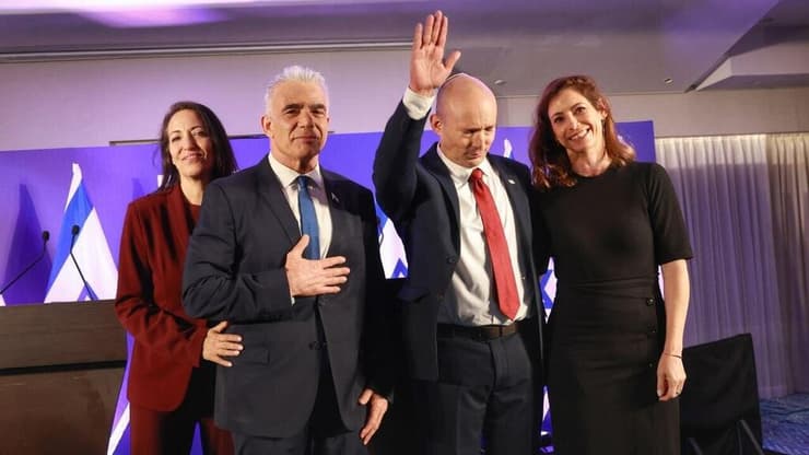 בנט, לפיד ורעיותיהם (צילום: דנה קופל) מסע"ת משותפת של יאיר לפיד ונפתלי בנט