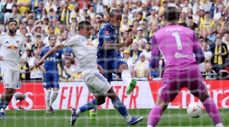 ז'ואאו פדרו בועט לקורה