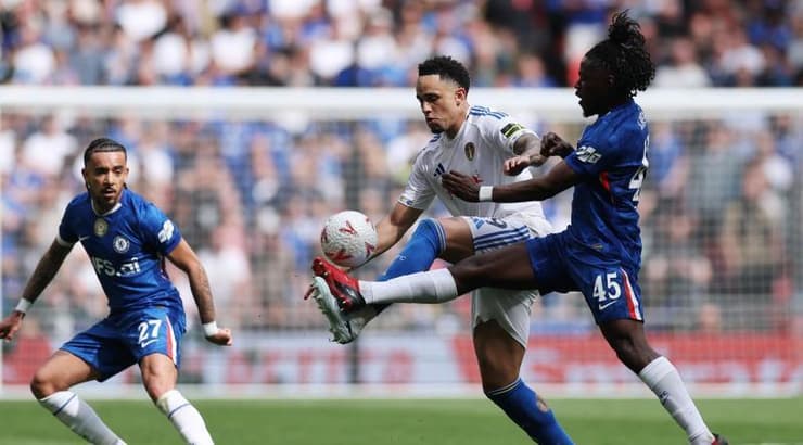 רומאו לאביה מנסה להשיג את הכדור