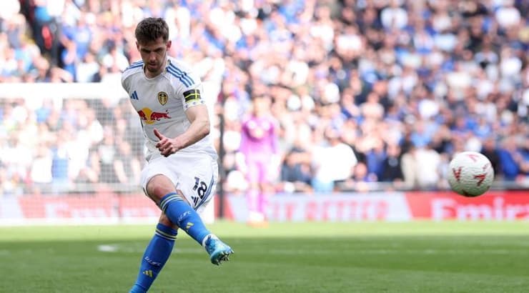 אנטון סטאך בועט