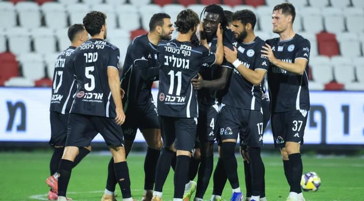 סמביניה חוגג עם חבריו