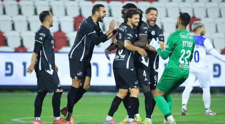 שחקני עירוני טבריה שמחים