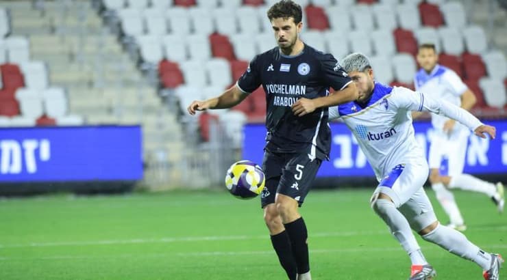 יונתן טפר עם הכדור