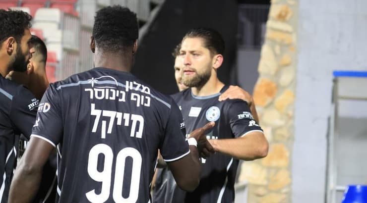 סטניסלב בילנקי חוגג עם חבריו