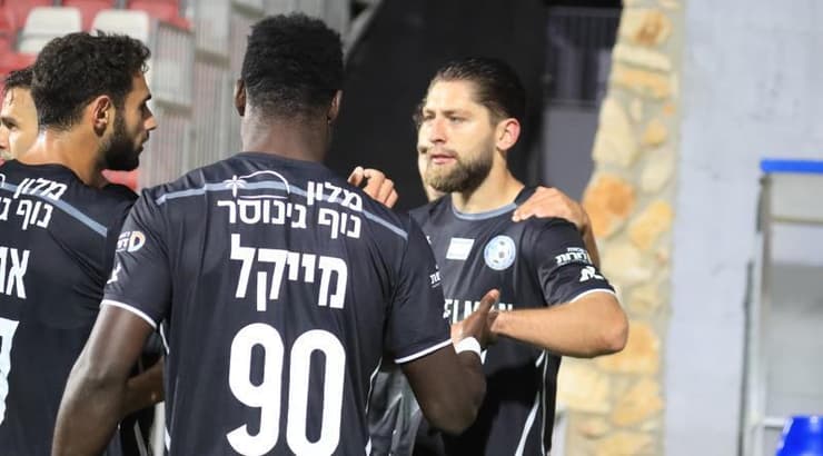 שחקני עירוני טבריה חוגגים עם סטניסלב בילנקי