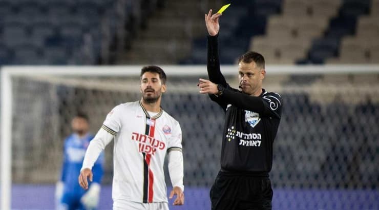 יגאל פריד שולף כרטיס צהוב