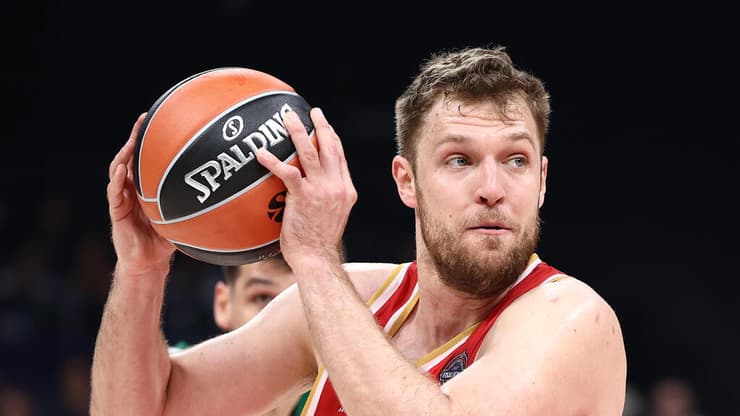 שחקן אולימפיאקוס סשה וזנקוב