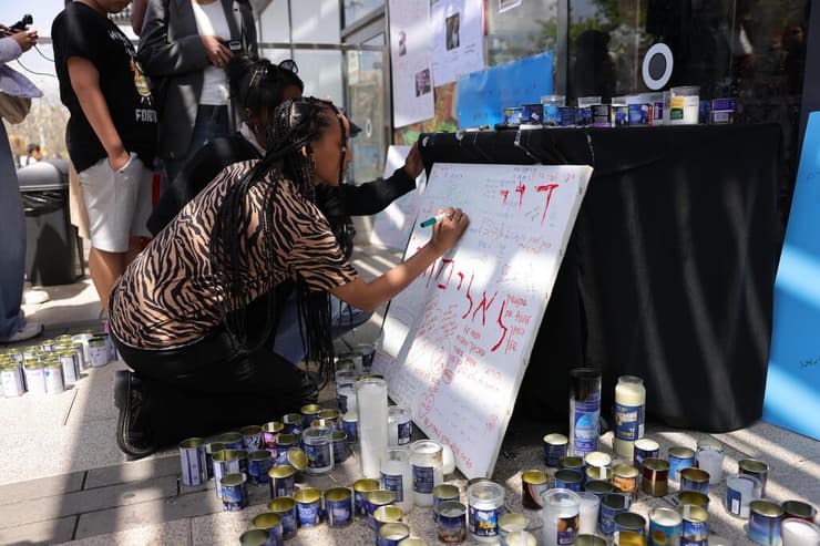 אנדרטה לזכרו של בנימין ימנו זלקה מחוץ לפיצריה