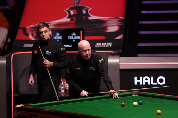 ג'ון היגינס ורוני אוסאליבן בוחנים את השולחן