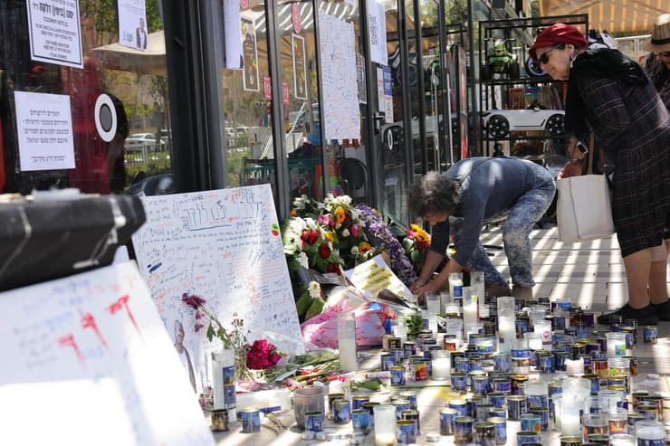 אנדרטה לזכרו של בנימין ימנו זלקה מחוץ לפיצריה